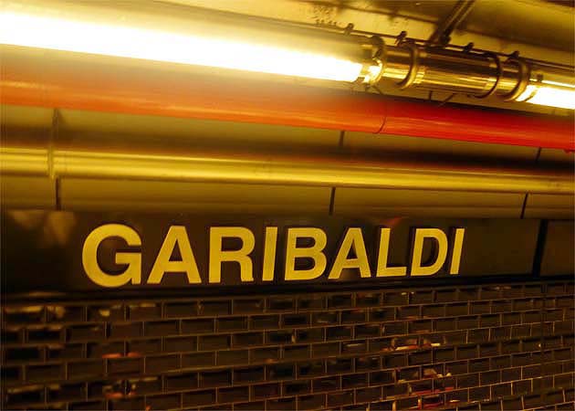 ナポリの地下鉄ガリバルディ駅
