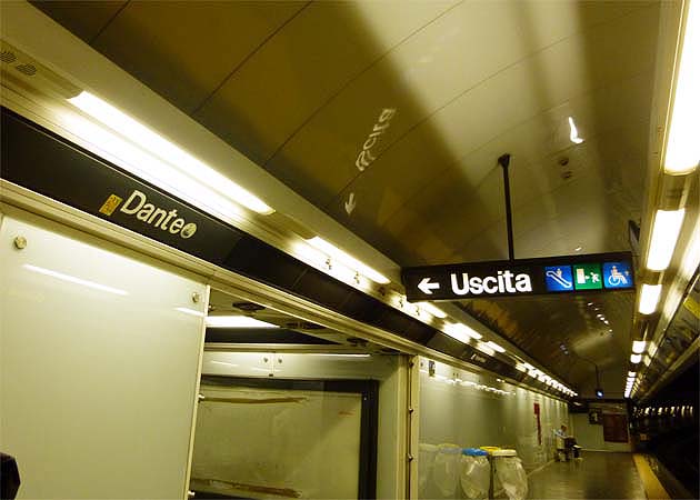 ナポリの地下鉄LINE１のダンテ駅