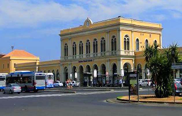 カターニア中央駅とパパ・ジョヴァンニ広場