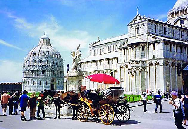 ピサの洗礼堂(サンジョヴァンニ洗礼堂)と大聖堂・世界遺産ピサのドゥオモ広場