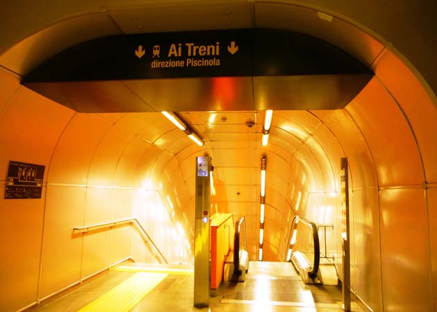 ナポリの地下鉄ガリバルディ駅
