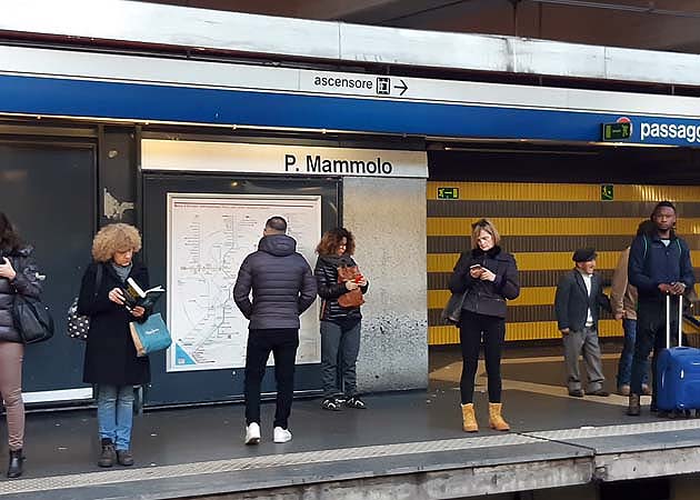 ローマの地下鉄B線のポンテ・マンモロ駅