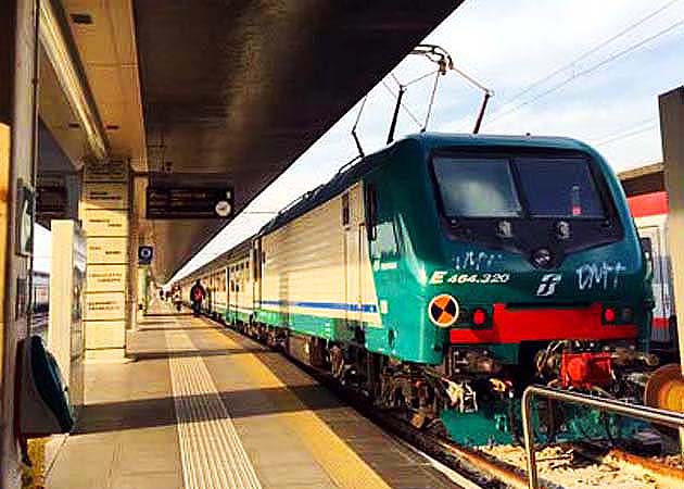 列車でヴェネツィアのサンタルチア駅へアクセス